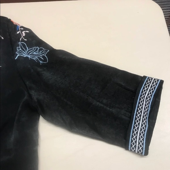 Beautiful embroidered kimono - Picture 3 of 8